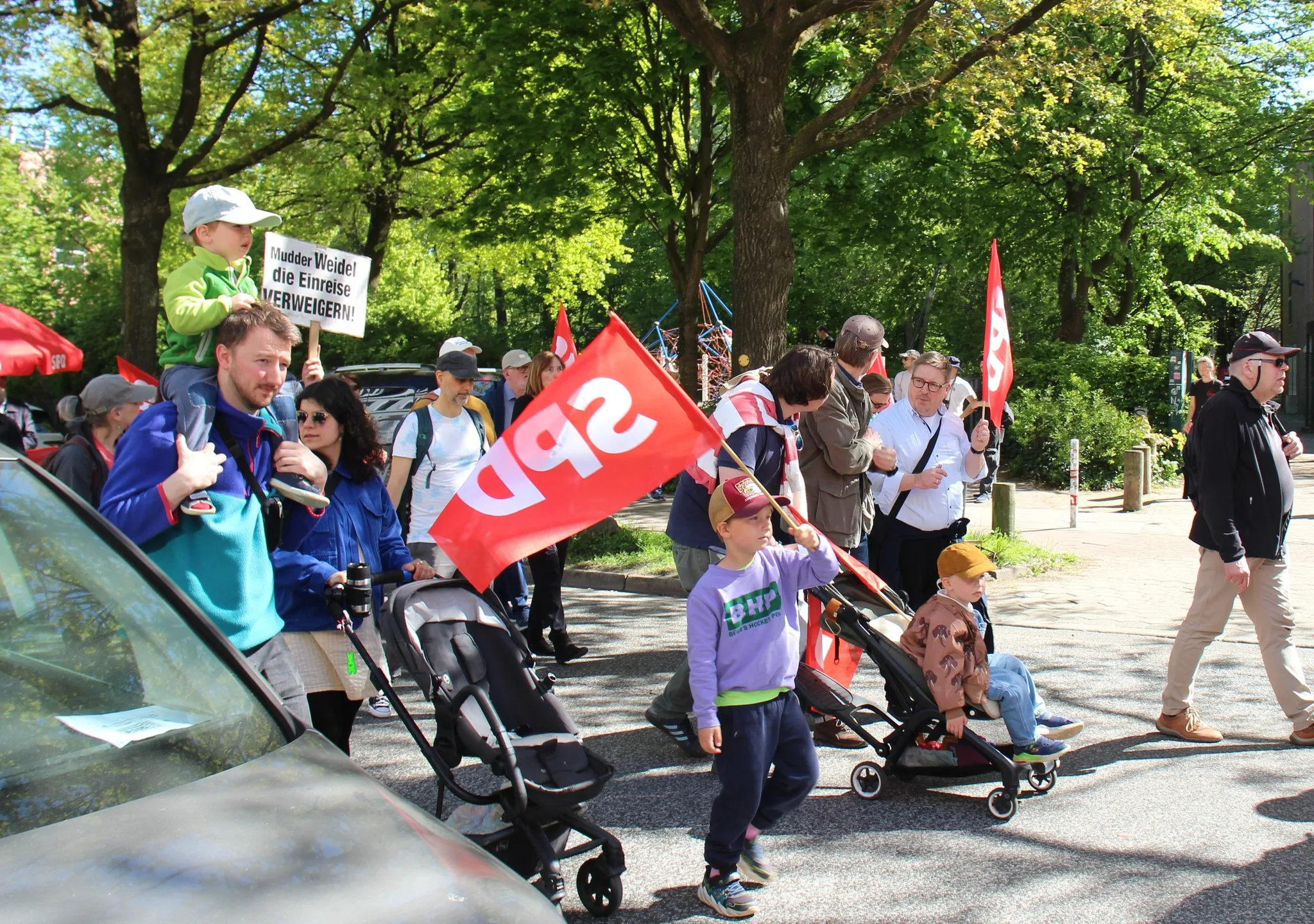 Hamburg’da 1 Mayıs Coşkusu: Binlerce Kişi Emek, Dayanışma ve Özgürlük İçin Yürüdü