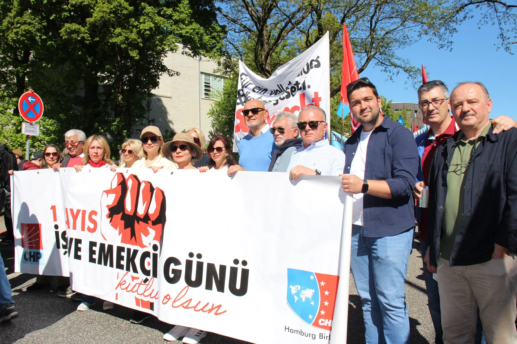 Hamburg’da 1 Mayıs Coşkusu: Binlerce Kişi Emek, Dayanışma ve Özgürlük İçin Yürüdü