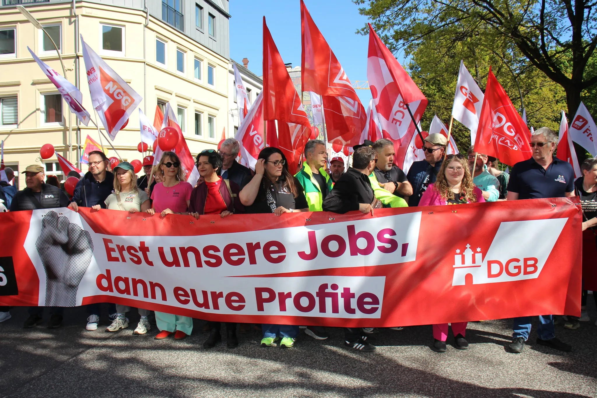 Hamburg’da 1 Mayıs Coşkusu: Binlerce Kişi Emek, Dayanışma ve Özgürlük İçin Yürüdü
