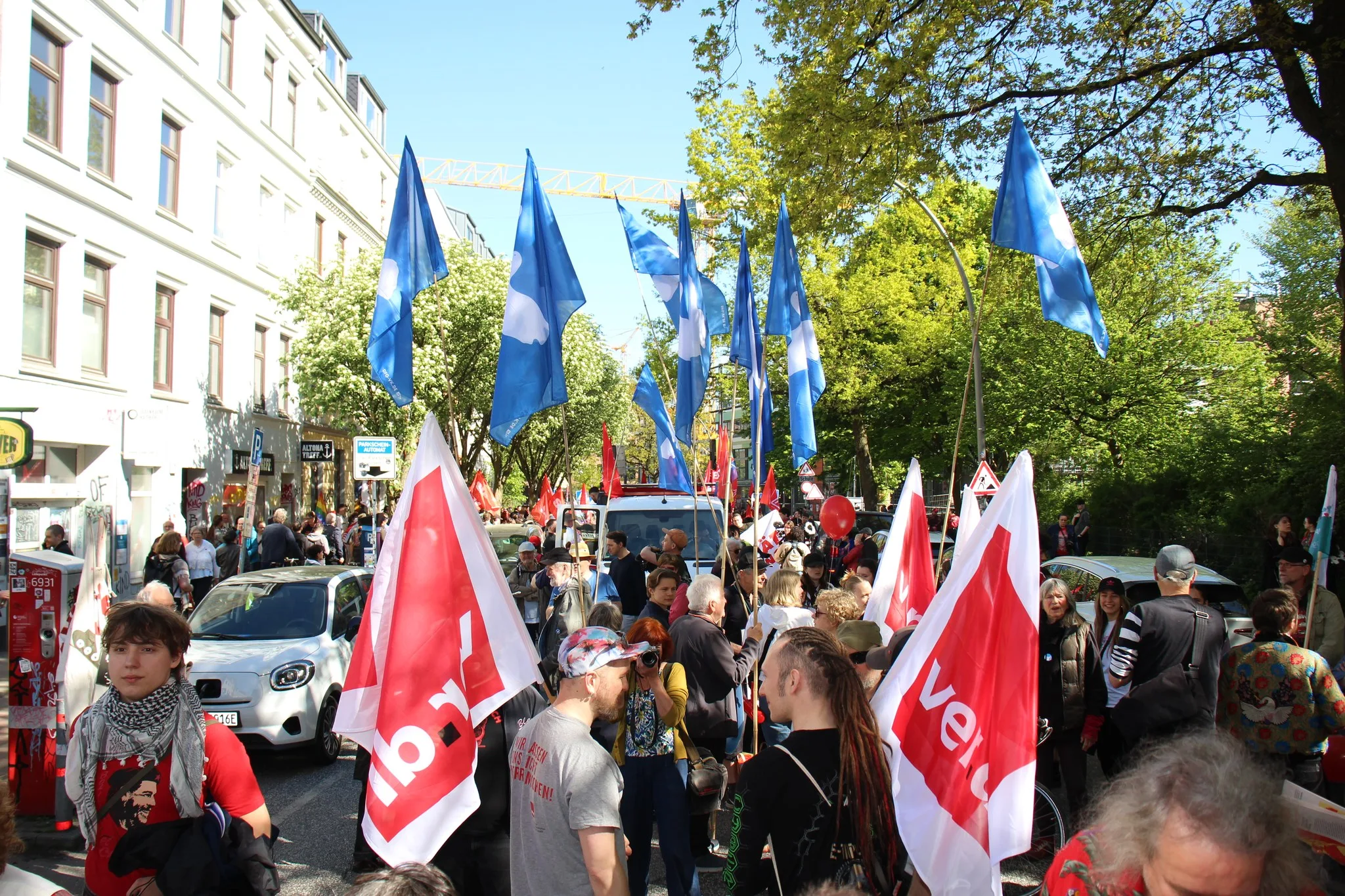 Hamburg’da 1 Mayıs Coşkusu: Binlerce Kişi Emek, Dayanışma ve Özgürlük İçin Yürüdü