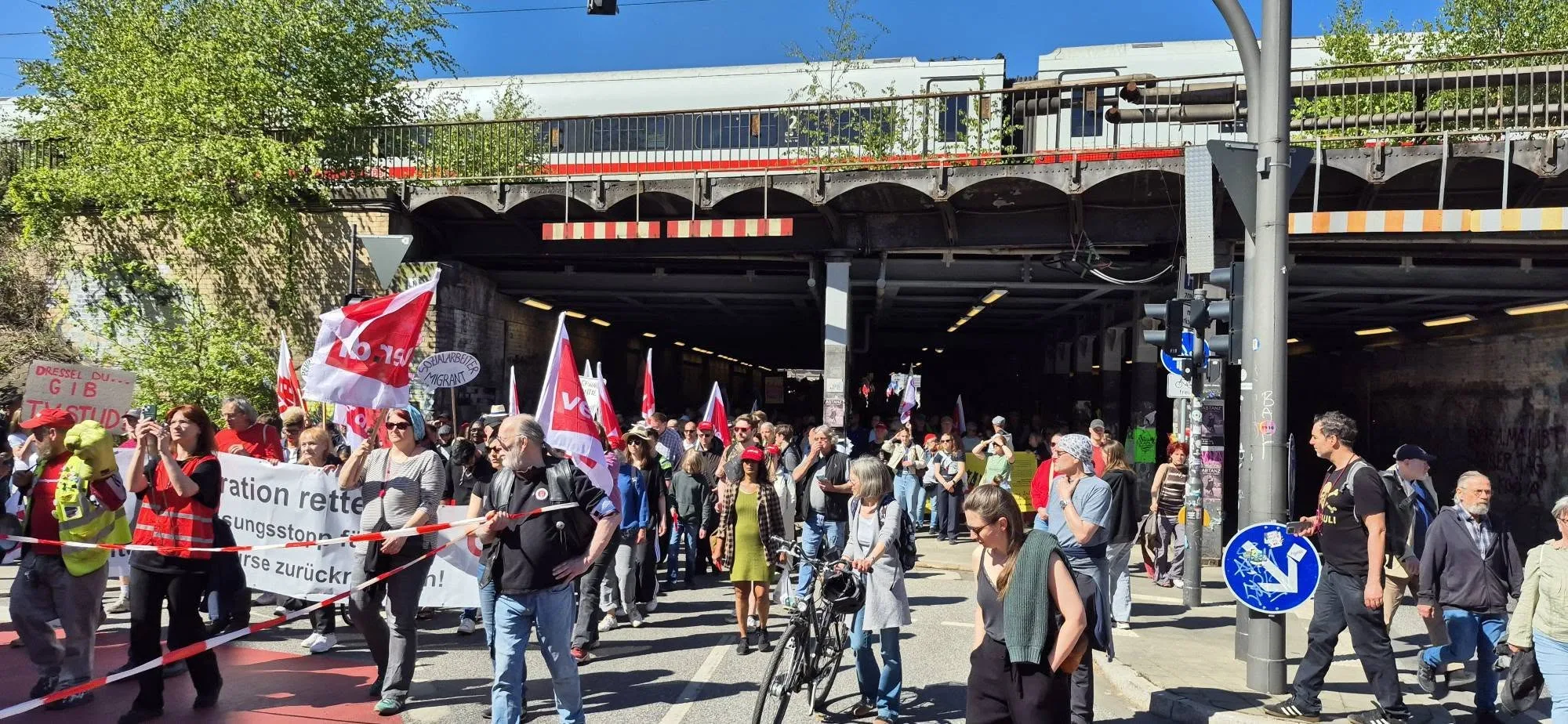 Hamburg’da 1 Mayıs Coşkusu: Binlerce Kişi Emek, Dayanışma ve Özgürlük İçin Yürüdü