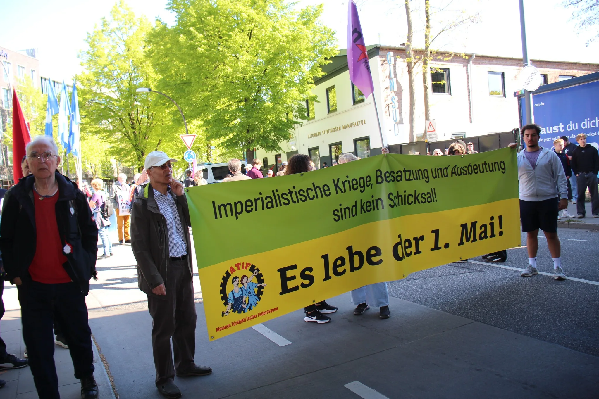 Berlin’de 1 Mayıs Coşkusu: Binlerce Kişi Emek, Dayanışma ve Adalet İçin Yürüdü