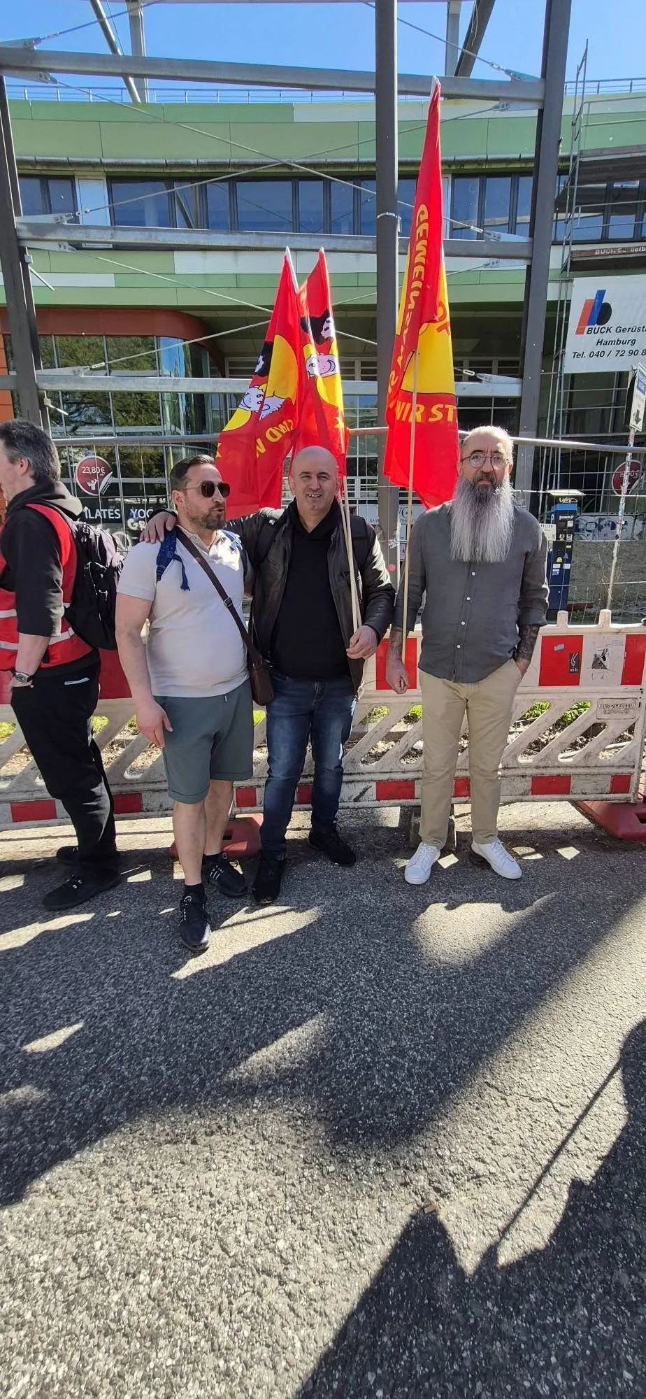 Hamburg’da 1 Mayıs Coşkusu: Binlerce Kişi Emek, Dayanışma ve Özgürlük İçin Yürüdü