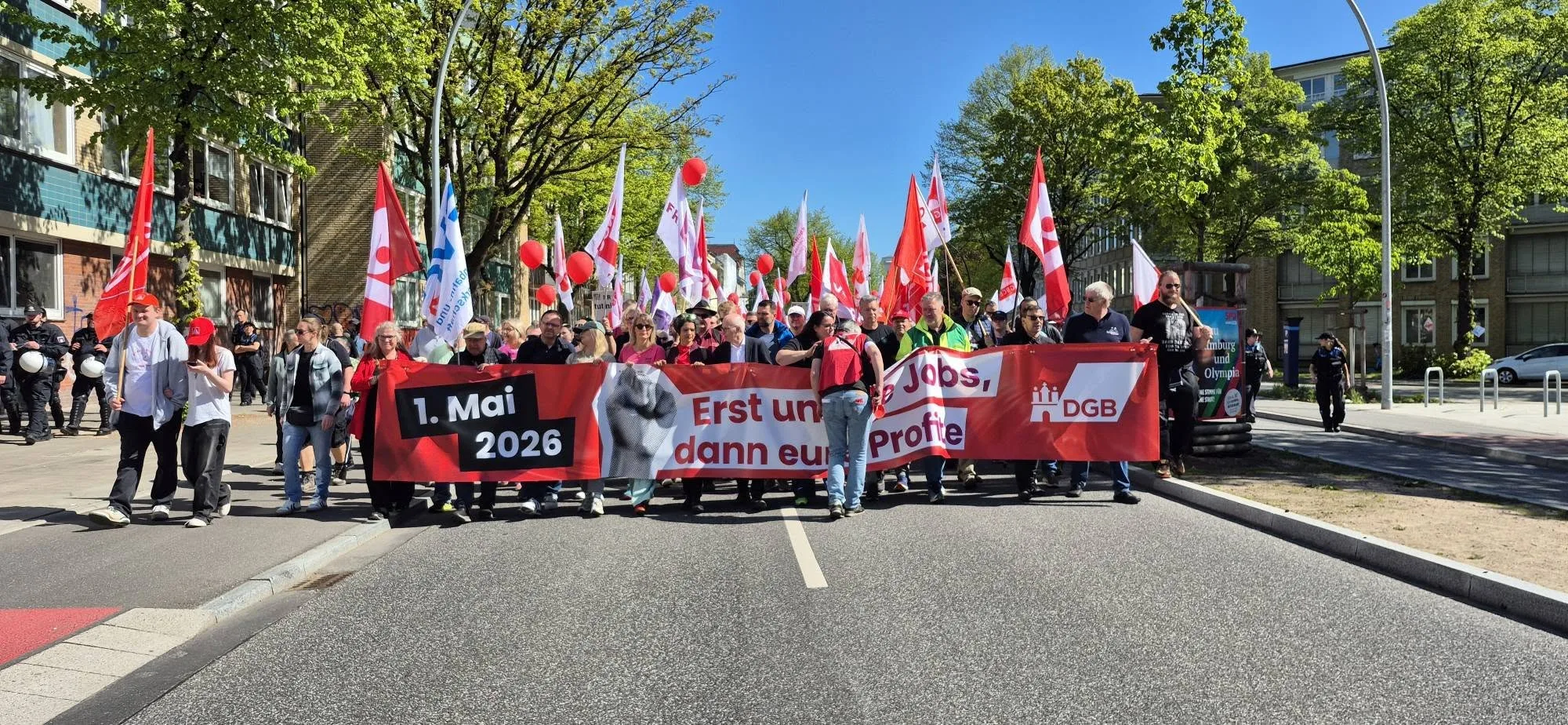 Hamburg’da 1 Mayıs Coşkusu: Binlerce Kişi Emek, Dayanışma ve Özgürlük İçin Yürüdü