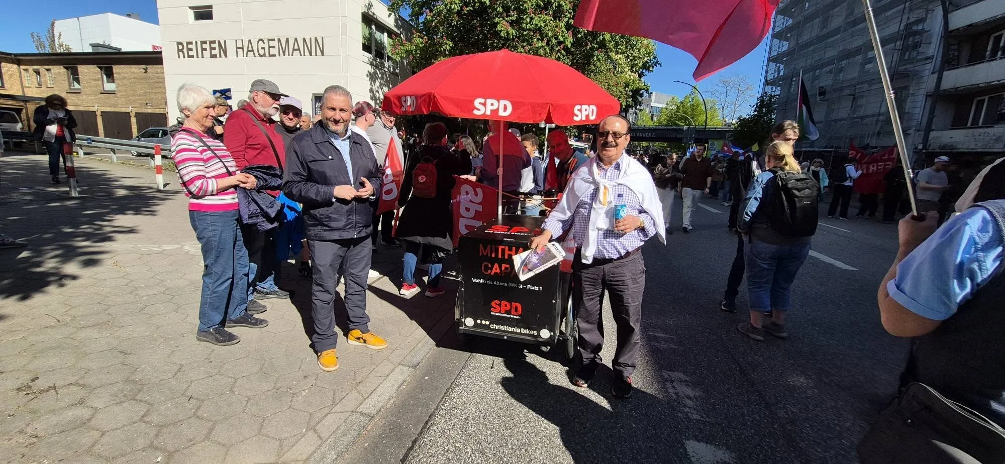 Hamburg’da 1 Mayıs Coşkusu: Binlerce Kişi Emek, Dayanışma ve Özgürlük İçin Yürüdü