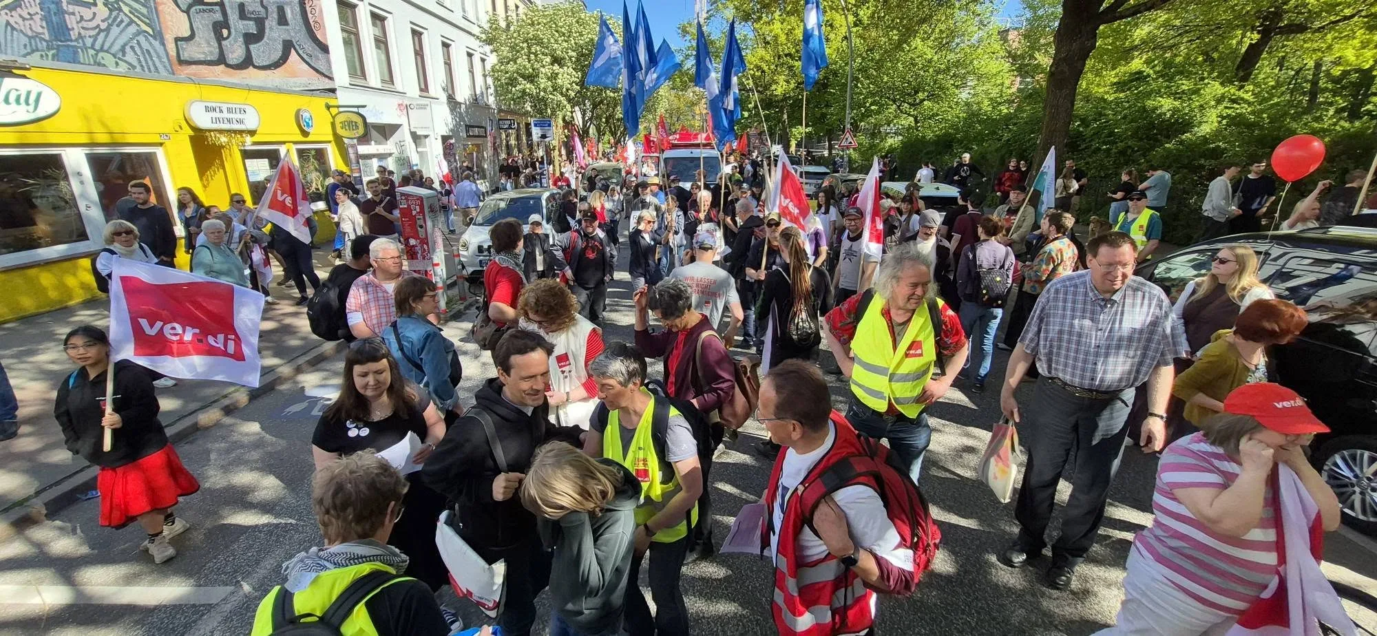 Hamburg’da 1 Mayıs Coşkusu: Binlerce Kişi Emek, Dayanışma ve Özgürlük İçin Yürüdü