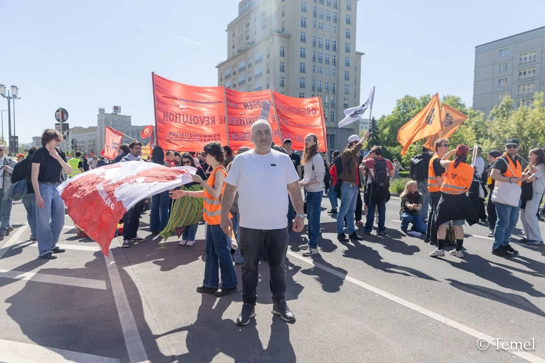 Berlin’de 1 Mayıs Coşkusu: Binlerce Kişi Emek, Dayanışma ve Adalet İçin Yürüdü