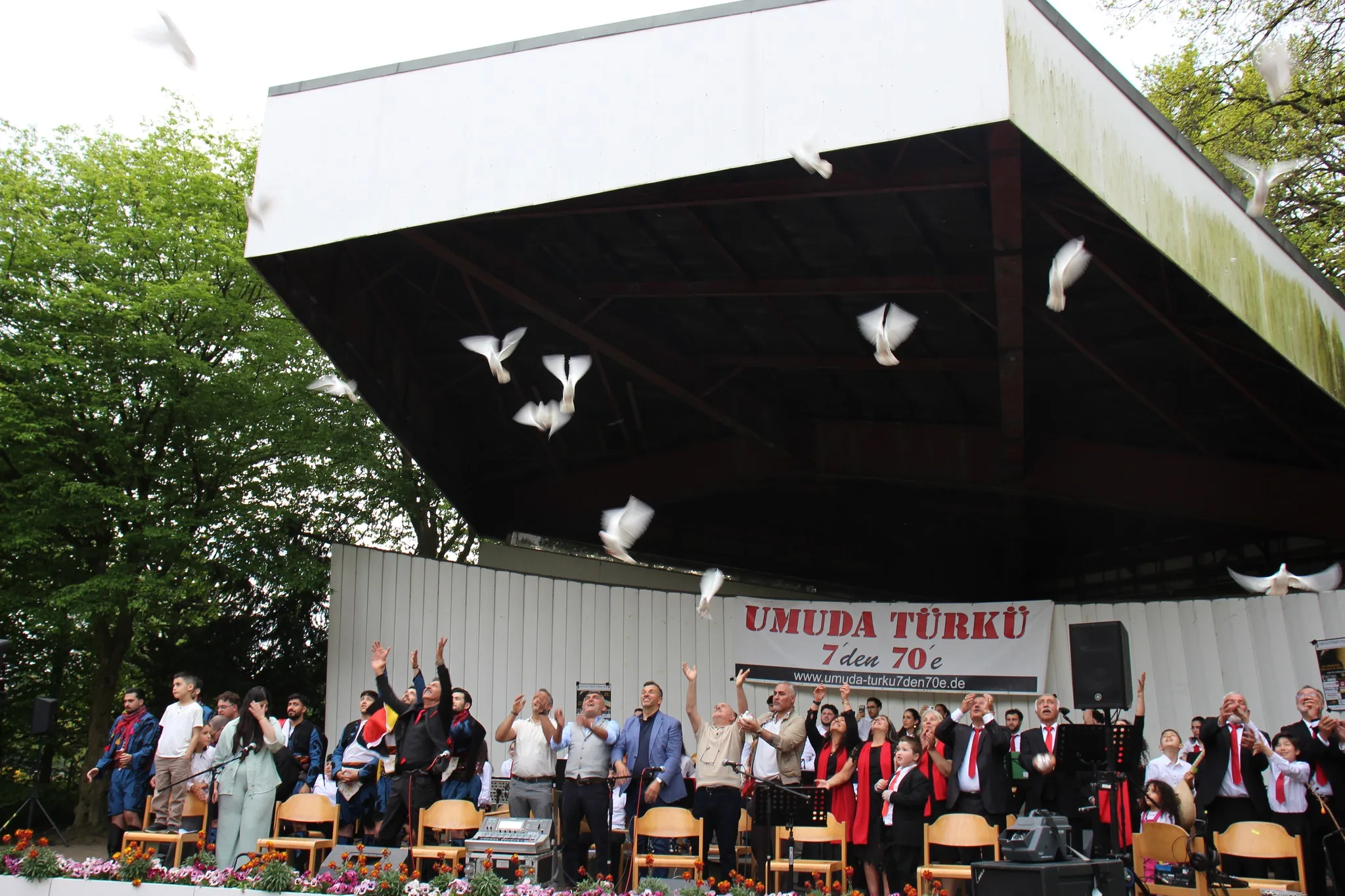 Hamburg`dan Türkülerle Umut, Barış ve Dayanışma Mesajı