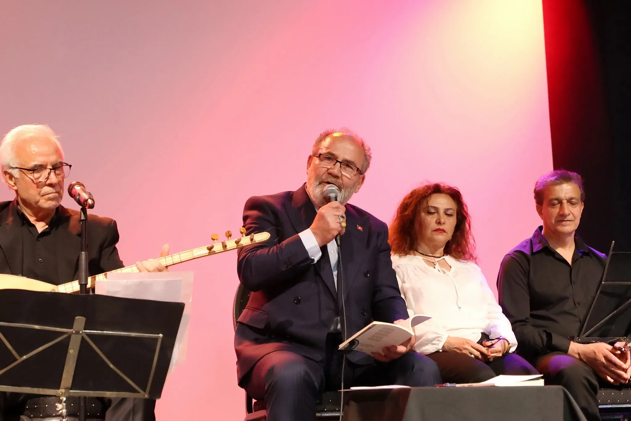 Berlin’de Sanat Dolu Gece: “Niye İncittiler” Türkülerle Yankılandı