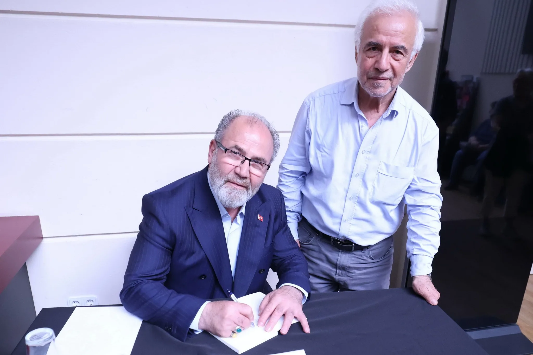 Berlin’de Sanat Dolu Gece: “Niye İncittiler” Türkülerle Yankılandı