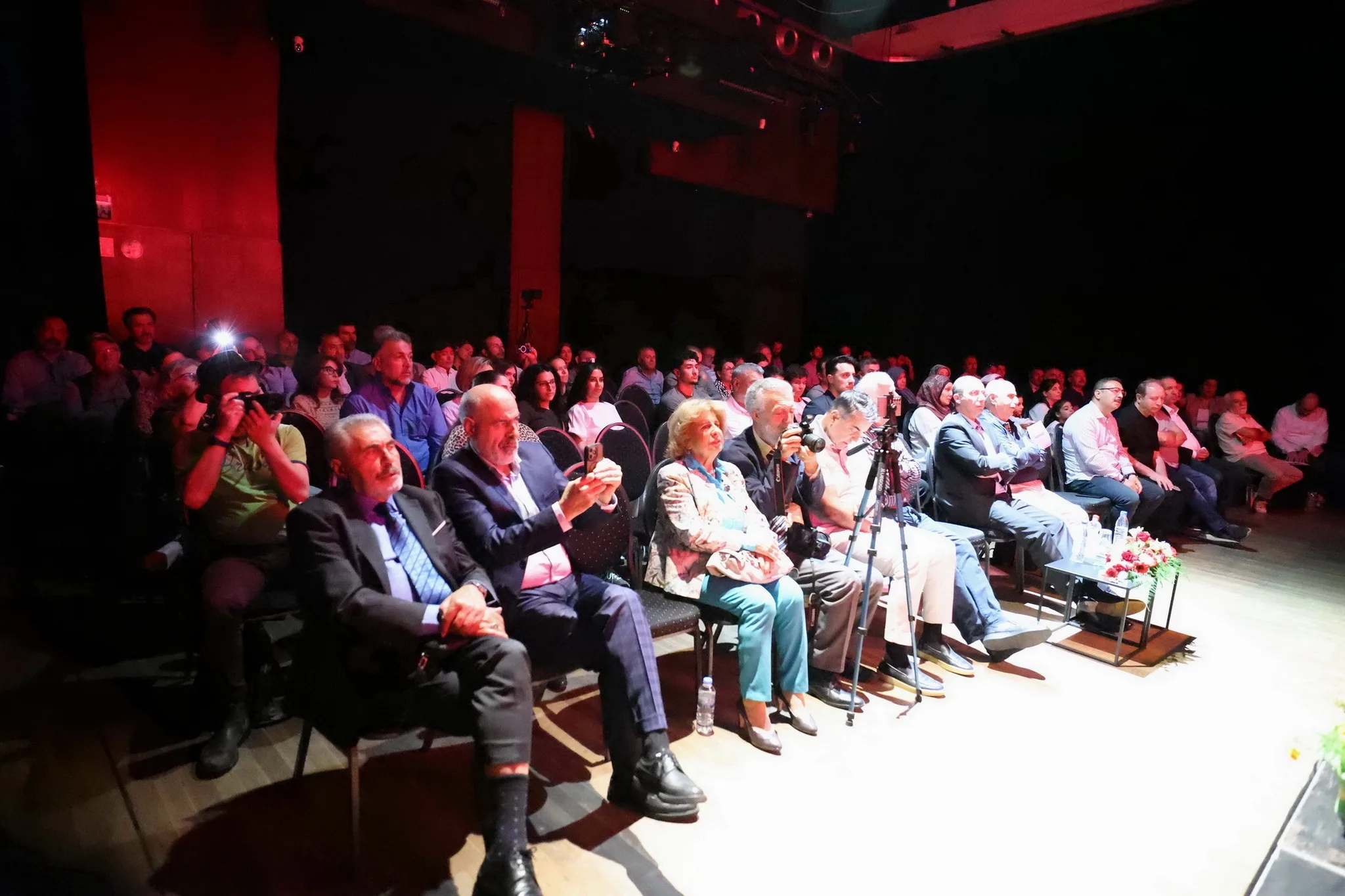 Berlin’de Sanat Dolu Gece: “Niye İncittiler” Türkülerle Yankılandı