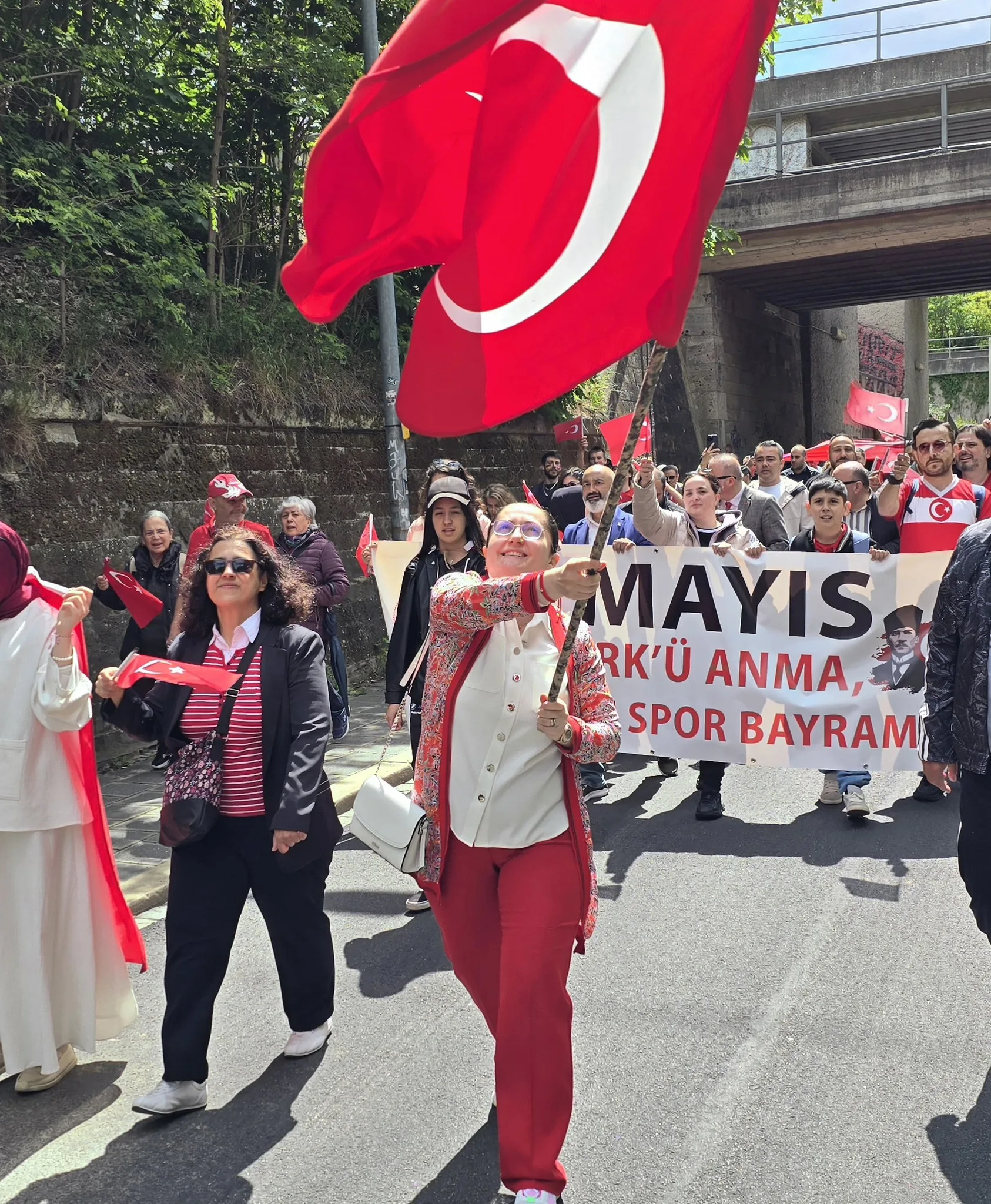 Nürnberg’de Coşkulu 19 Mayıs Yürüyüşü: “Hepimiz Atatürk’üz”