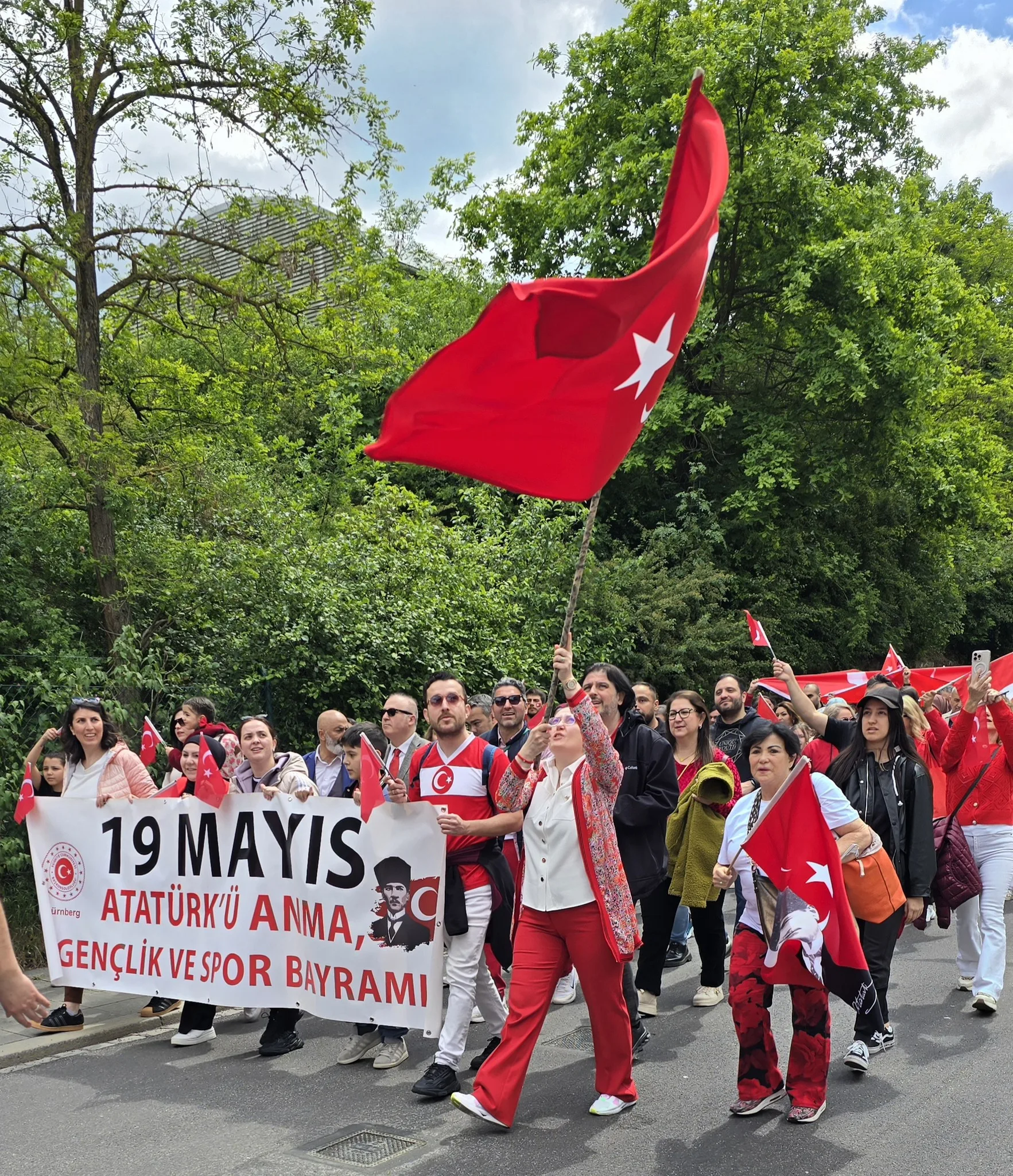Nürnberg’de Coşkulu 19 Mayıs Yürüyüşü: “Hepimiz Atatürk’üz”