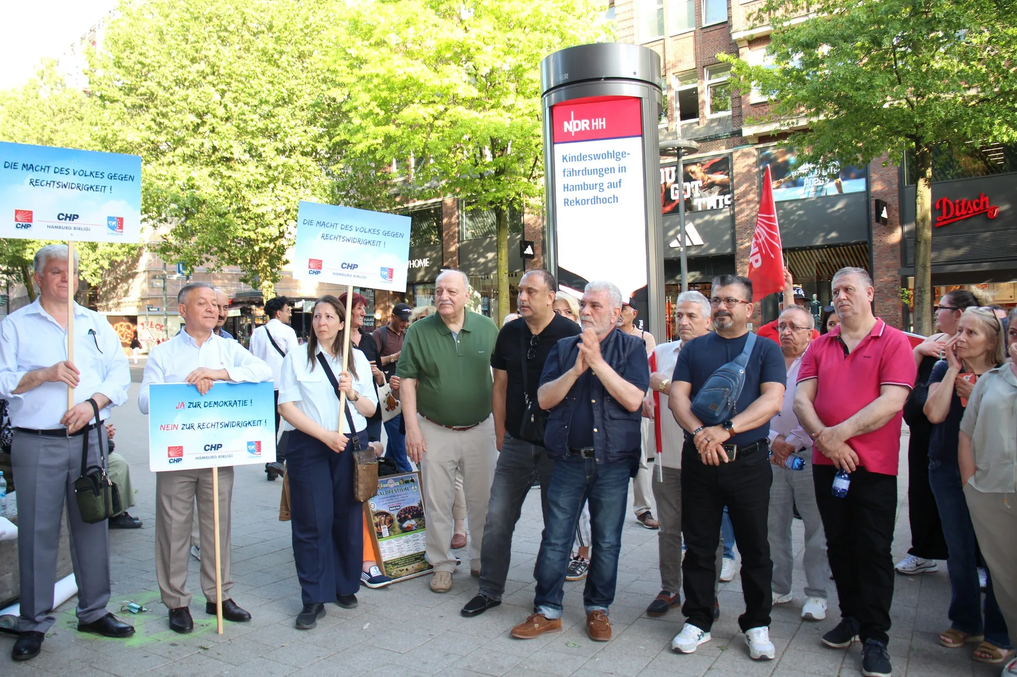 Hamburg’da Demokrasi ve Halk İradesine Güçlü Destek