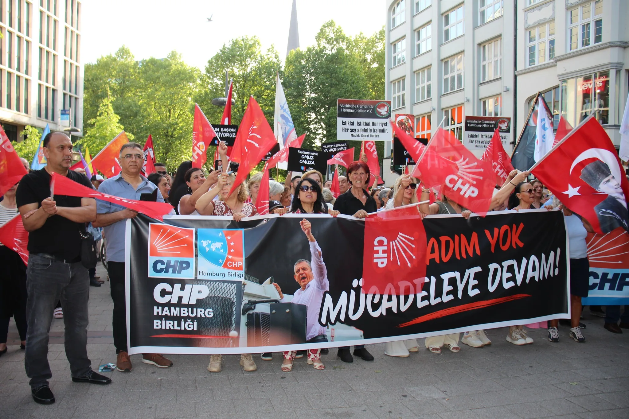 Hamburg’da Demokrasi ve Halk İradesine Güçlü Destek