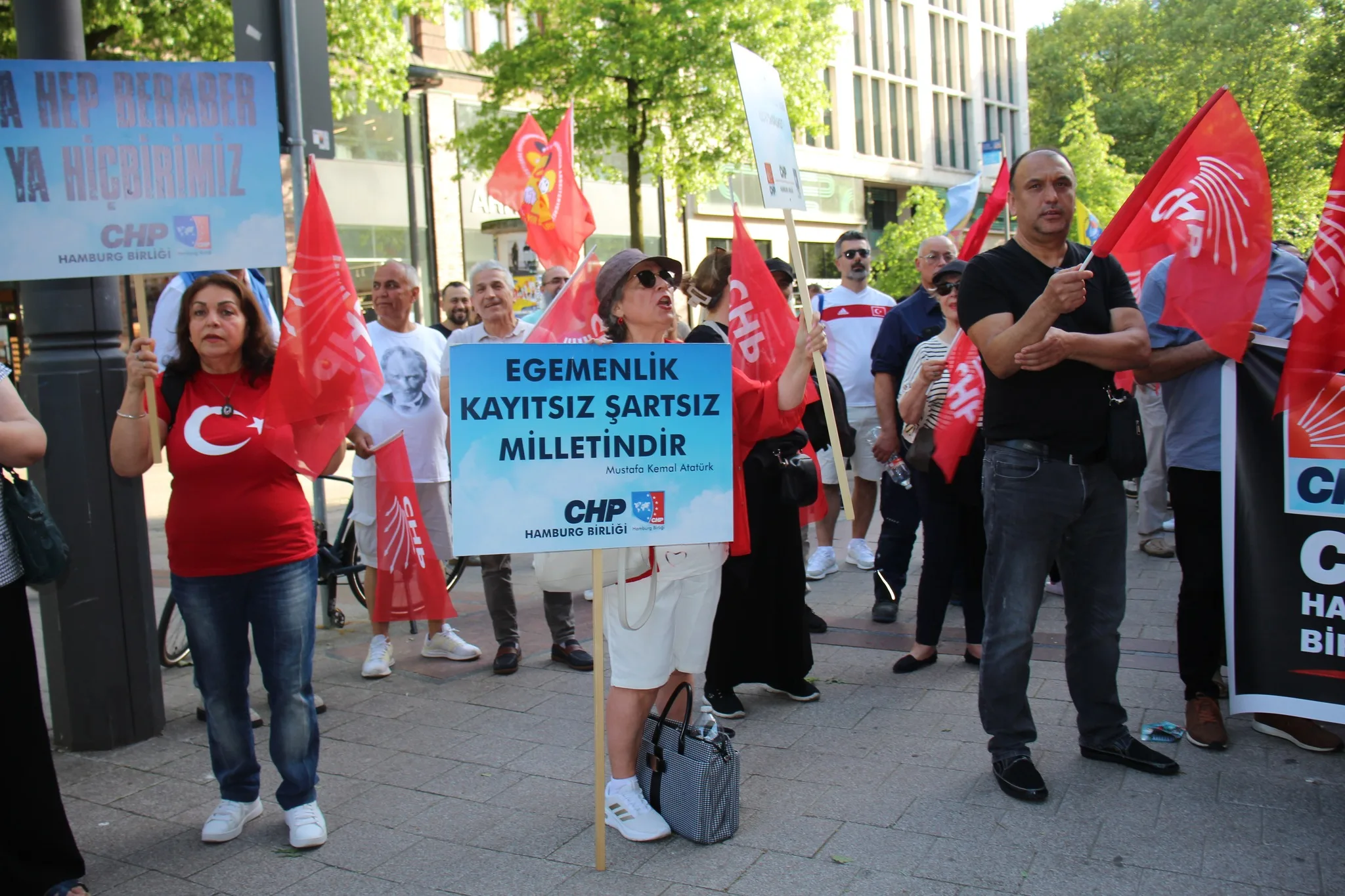 Hamburg’da Demokrasi ve Halk İradesine Güçlü Destek