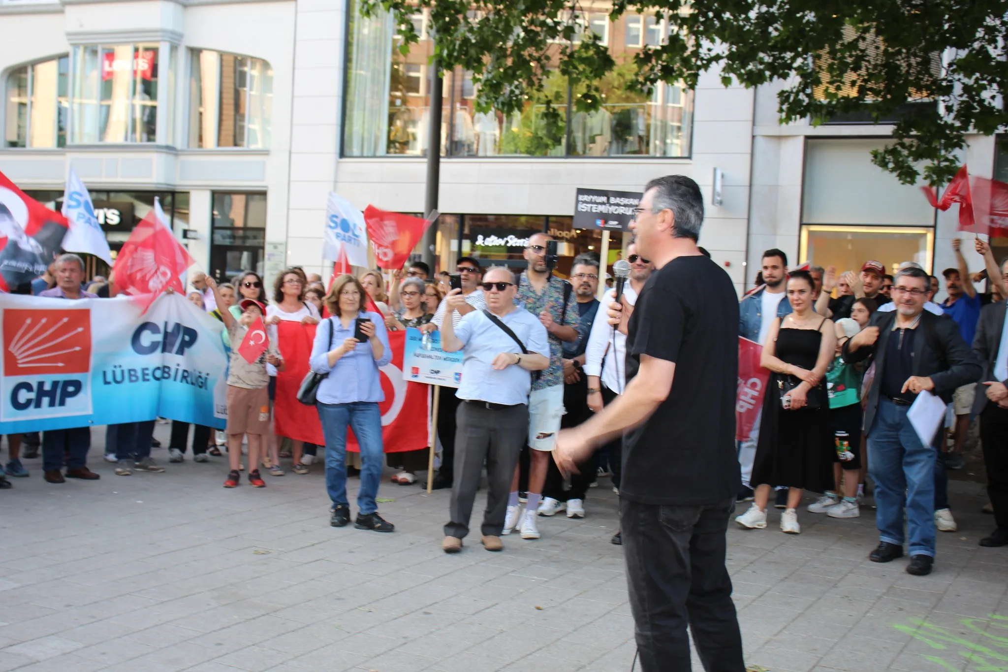 Hamburg’da Demokrasi ve Halk İradesine Güçlü Destek