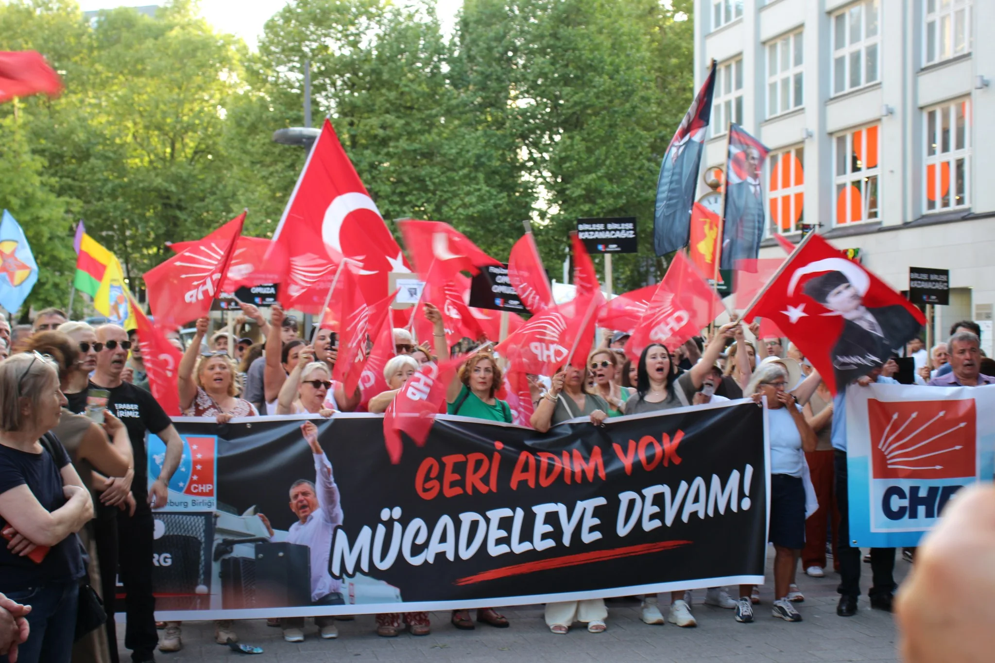 Hamburg’da Demokrasi ve Halk İradesine Güçlü Destek