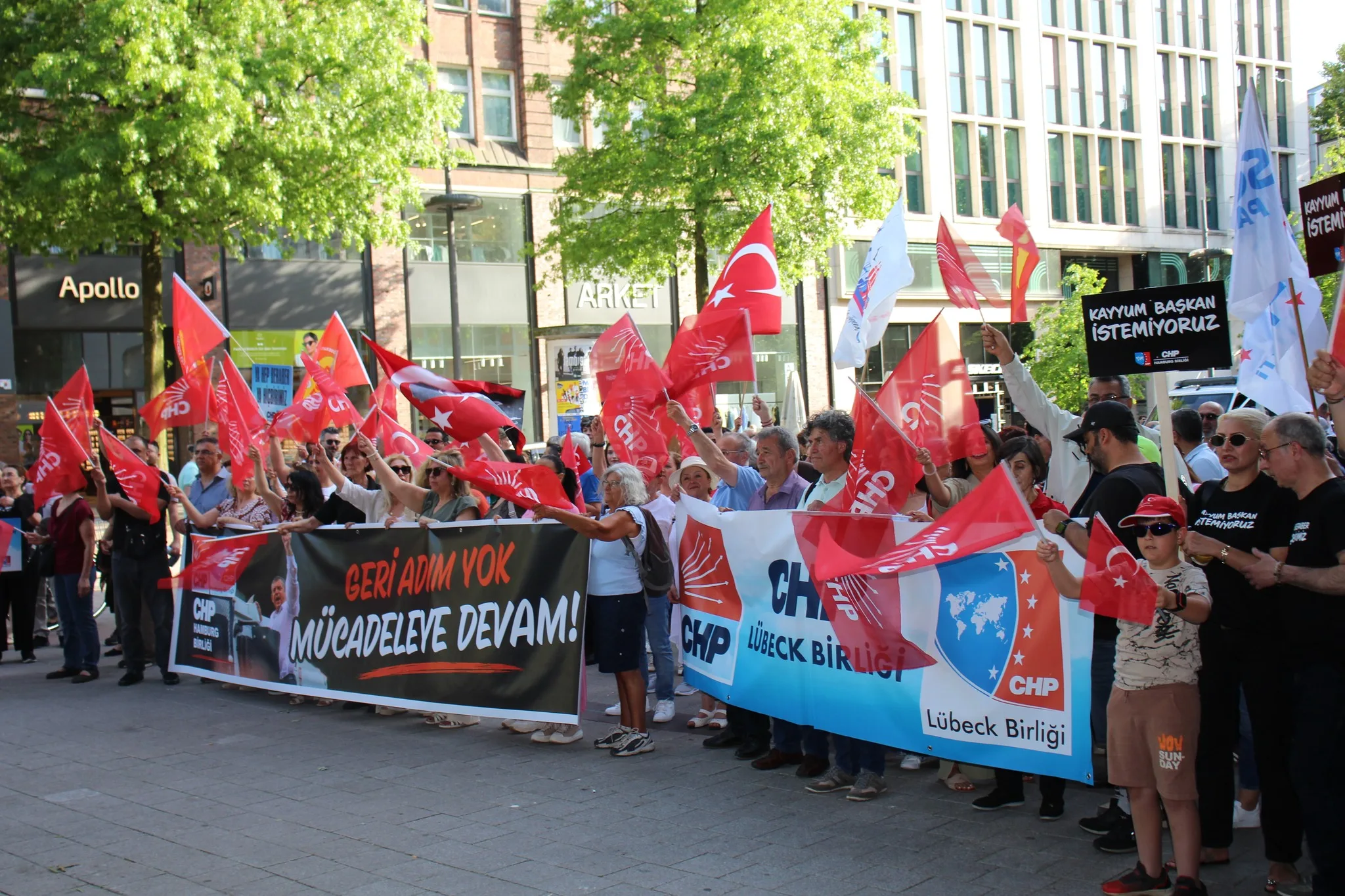 Hamburg’da Demokrasi ve Halk İradesine Güçlü Destek