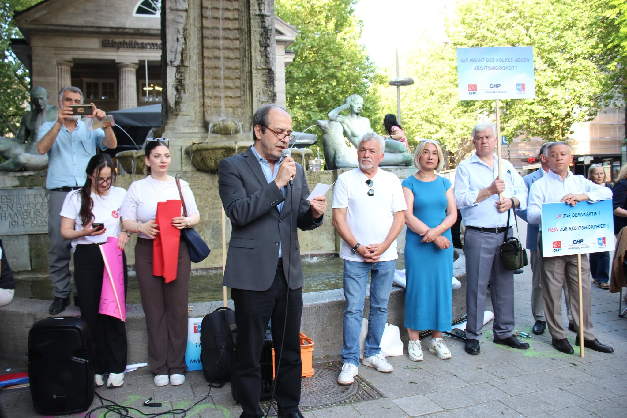 Hamburg’da Demokrasi ve Halk İradesine Güçlü Destek