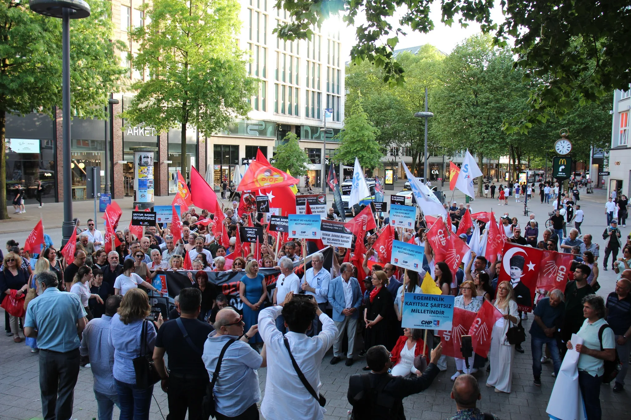Hamburg’da Demokrasi ve Halk İradesine Güçlü Destek
