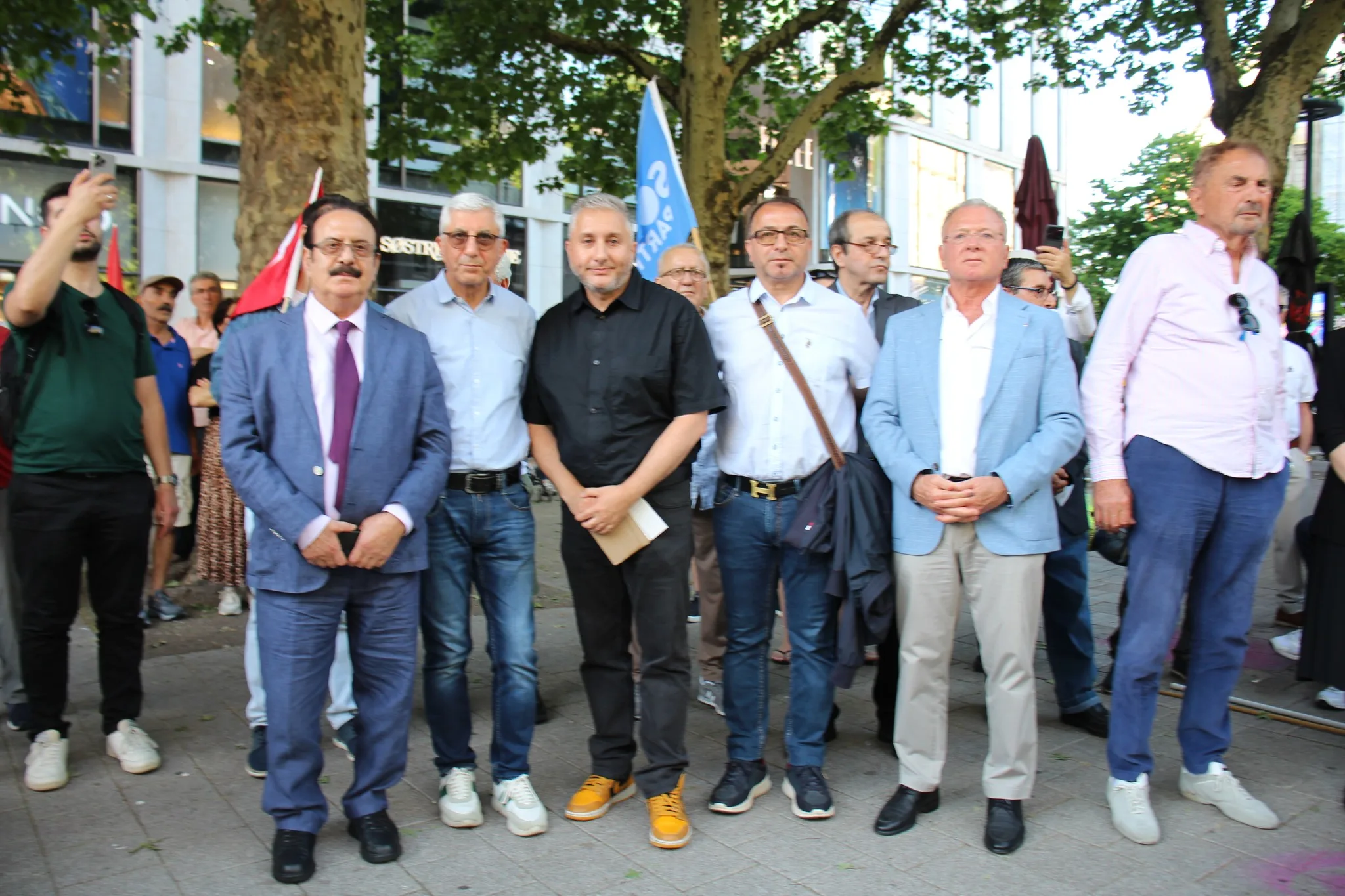 Hamburg’da Demokrasi ve Halk İradesine Güçlü Destek