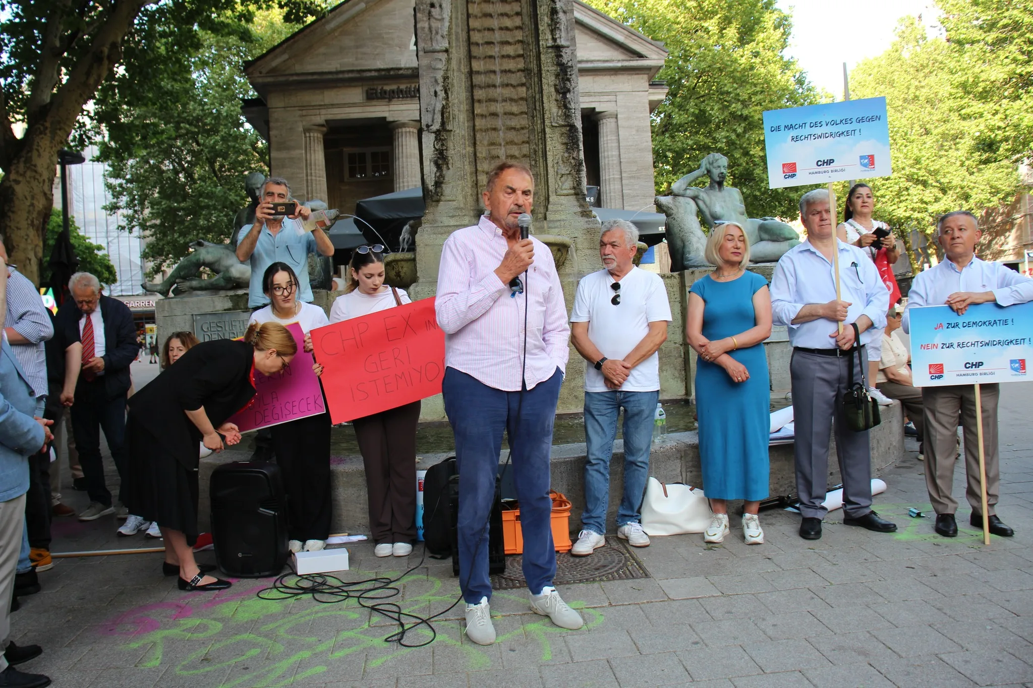 Hamburg’da Demokrasi ve Halk İradesine Güçlü Destek