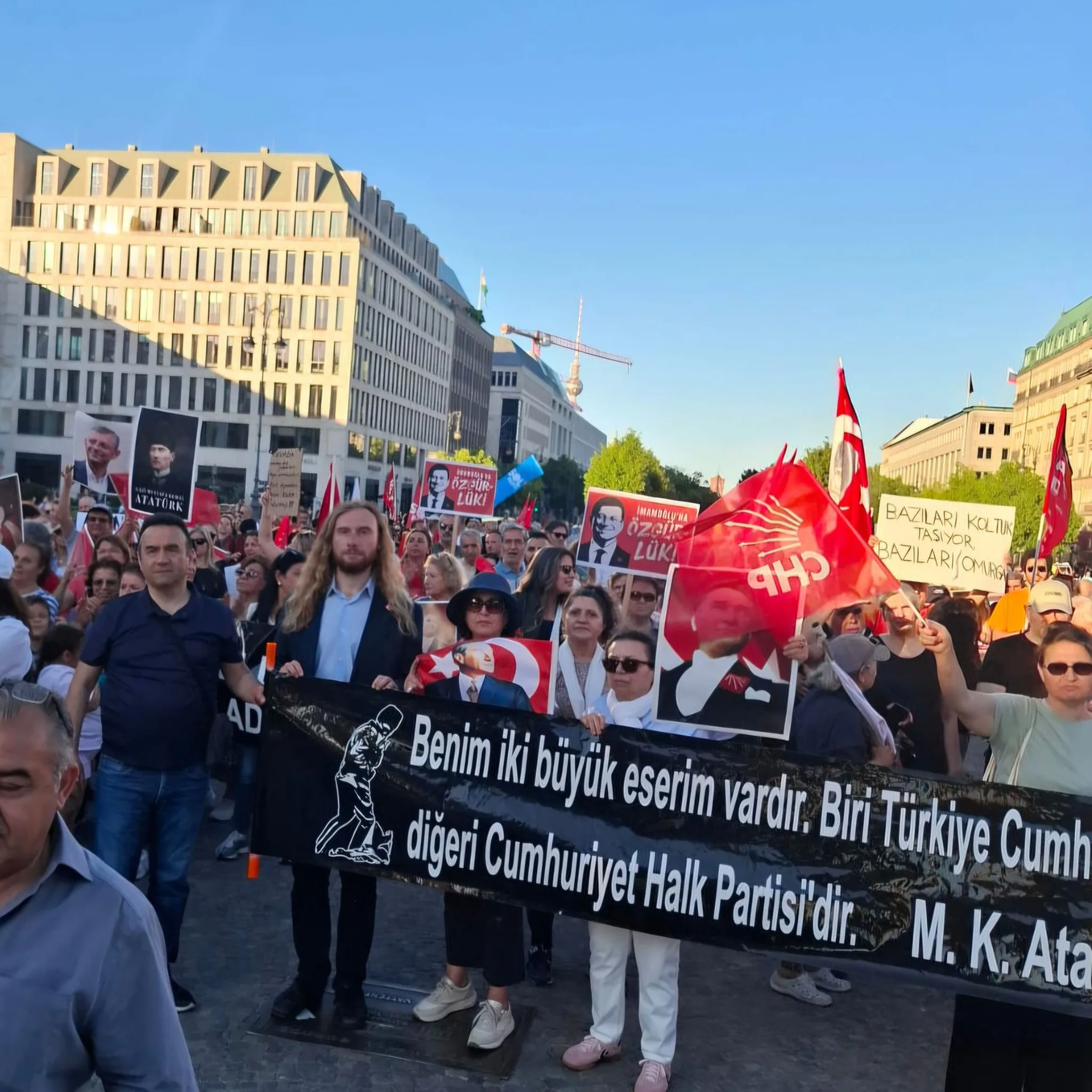 Berlin’de “Mutlak Butlana Karşı Demokrasi Yürüyüşü”ne Yoğun Katılım