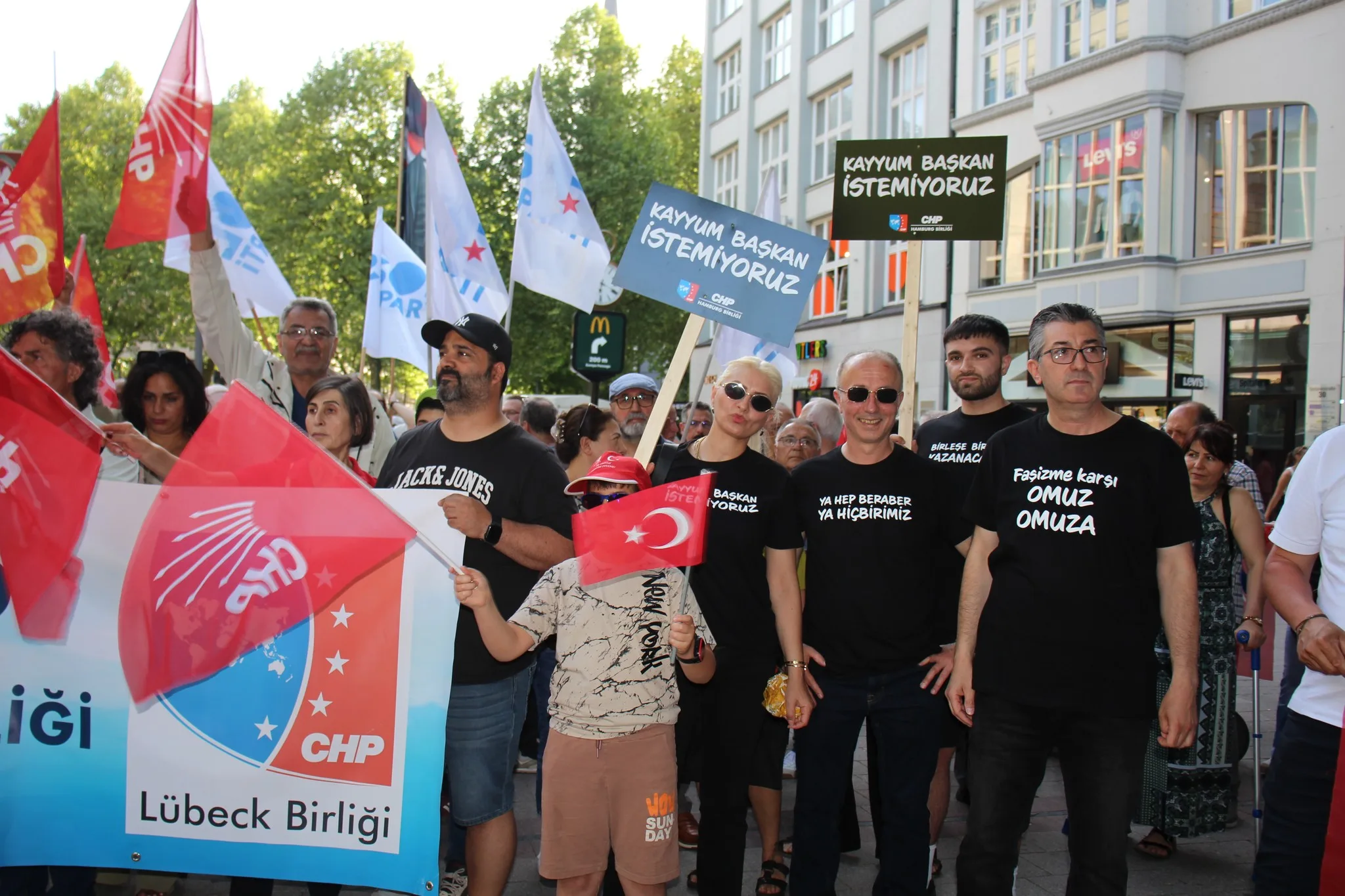 Hamburg’da Demokrasi ve Halk İradesine Güçlü Destek
