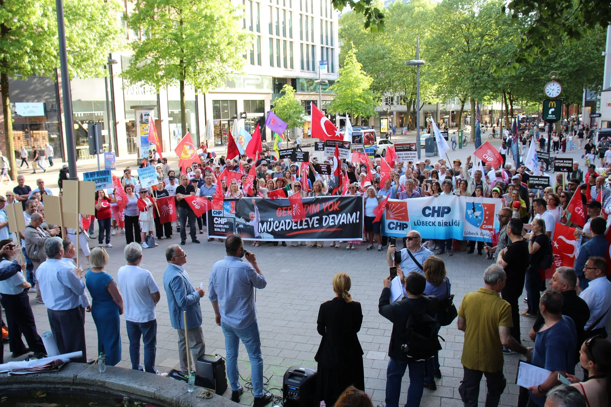 Hamburg’da Demokrasi ve Halk İradesine Güçlü Destek