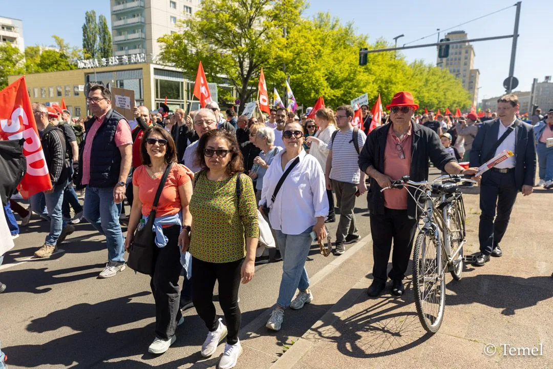 Berlin’de 1 Mayıs Coşkusu: Binlerce Kişi Emek, Dayanışma ve Adalet İçin Yürüdü