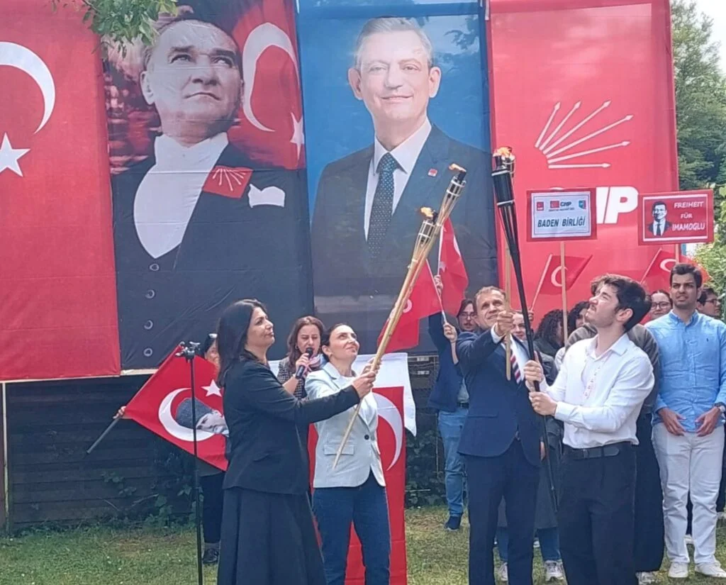 CHP Baden Birliği 19 Mayıs etkinliğinde aydınlık meşalesi yakıldı