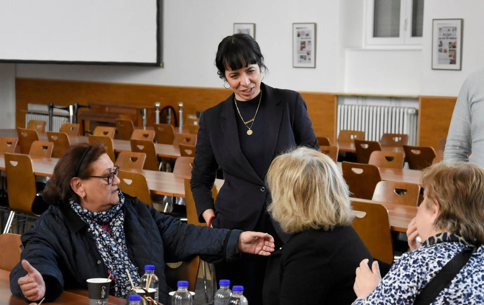 Sol Partili Berlin Başbakan adayı Elif Eralp Cemevi'ni ziyaret etti