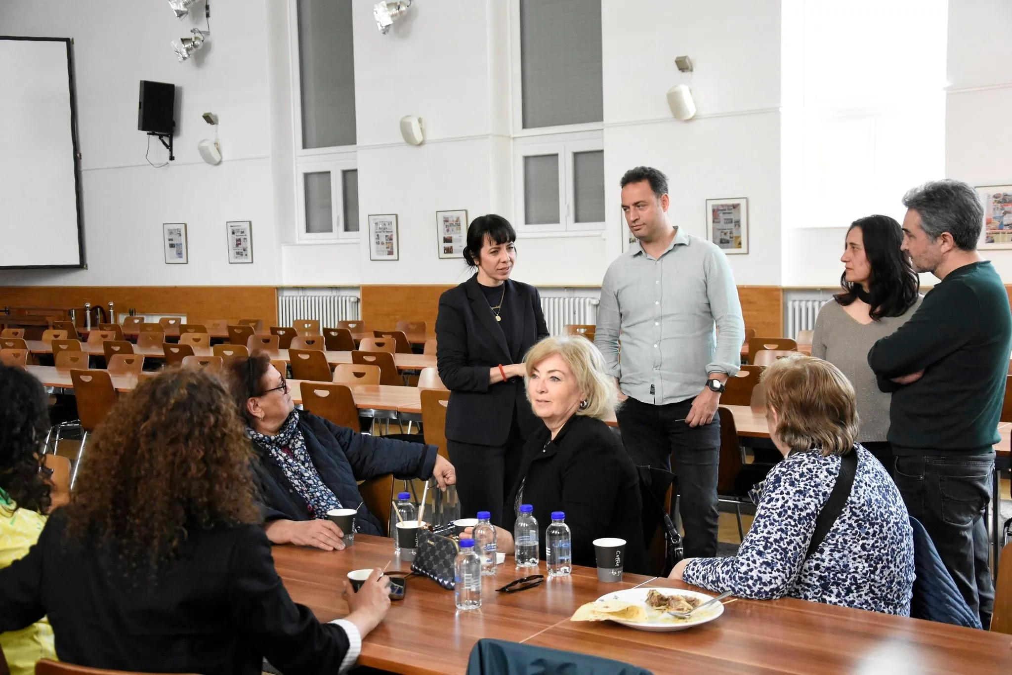 Sol Partili Berlin Başbakan adayı Elif Eralp Cemevi'ni ziyaret etti