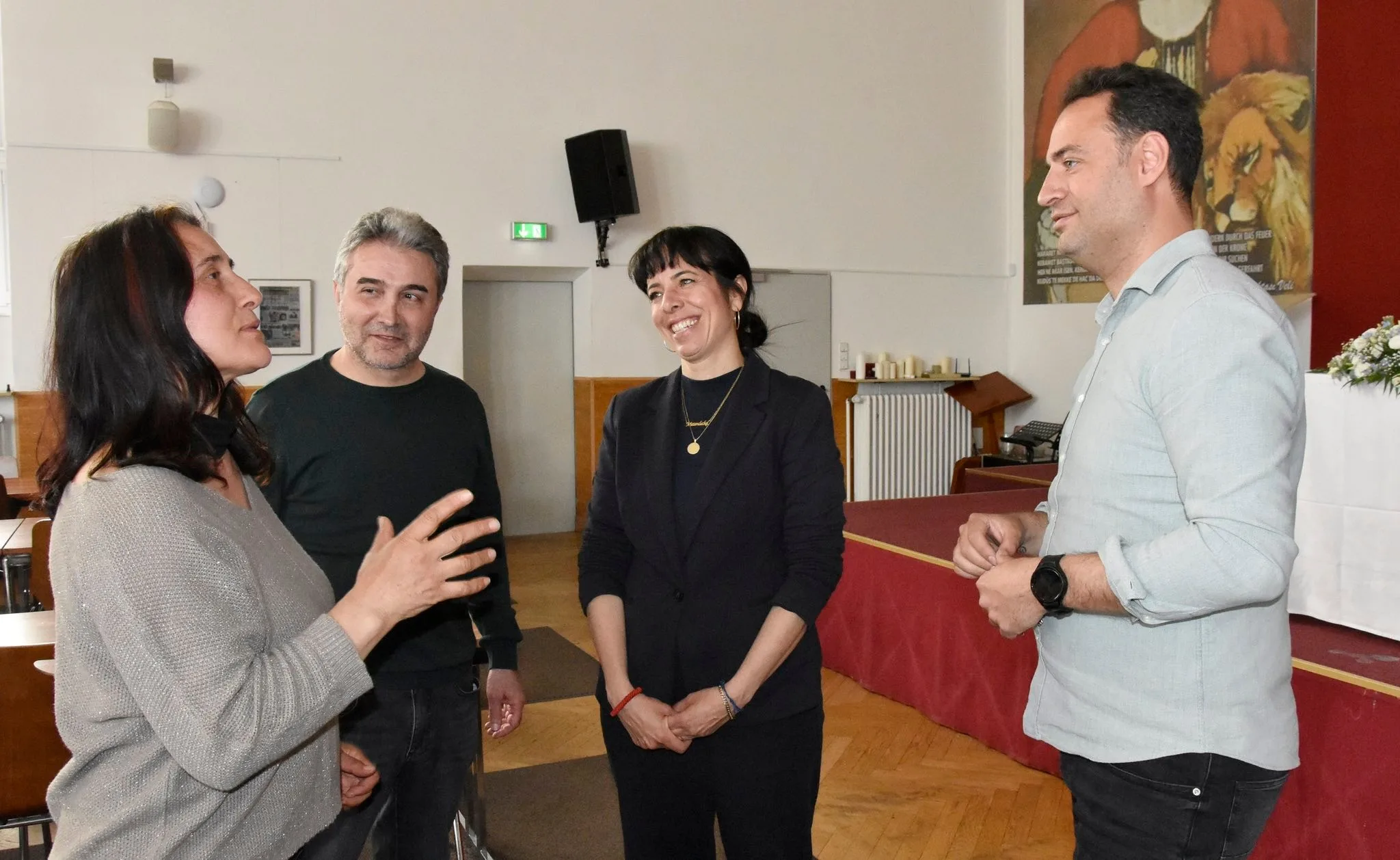 Sol Partili Berlin Başbakan adayı Elif Eralp Cemevi'ni ziyaret etti