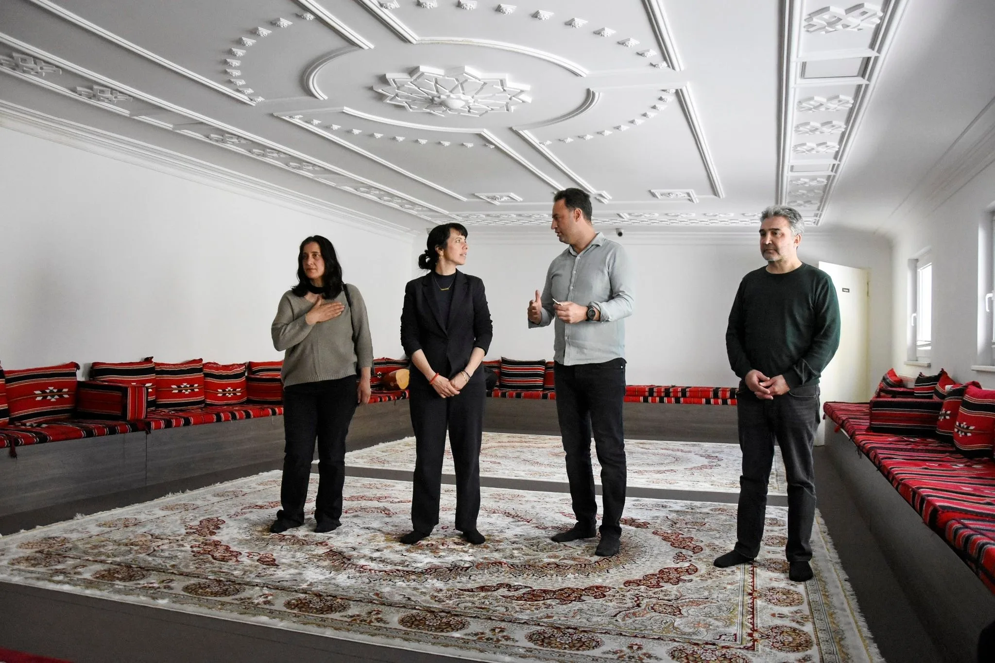 Sol Partili Berlin Başbakan adayı Elif Eralp Cemevi'ni ziyaret etti