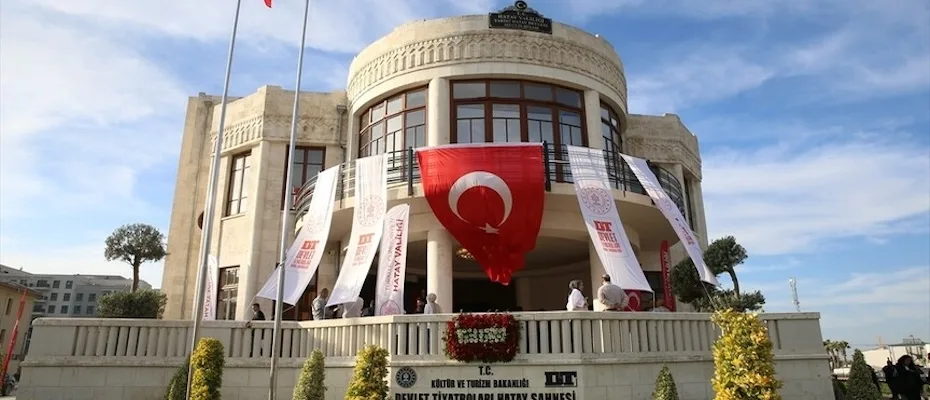 Hatay Devlet Tiyatroları, Hatay Devleti döneminin meclis binasında perdelerini açtı