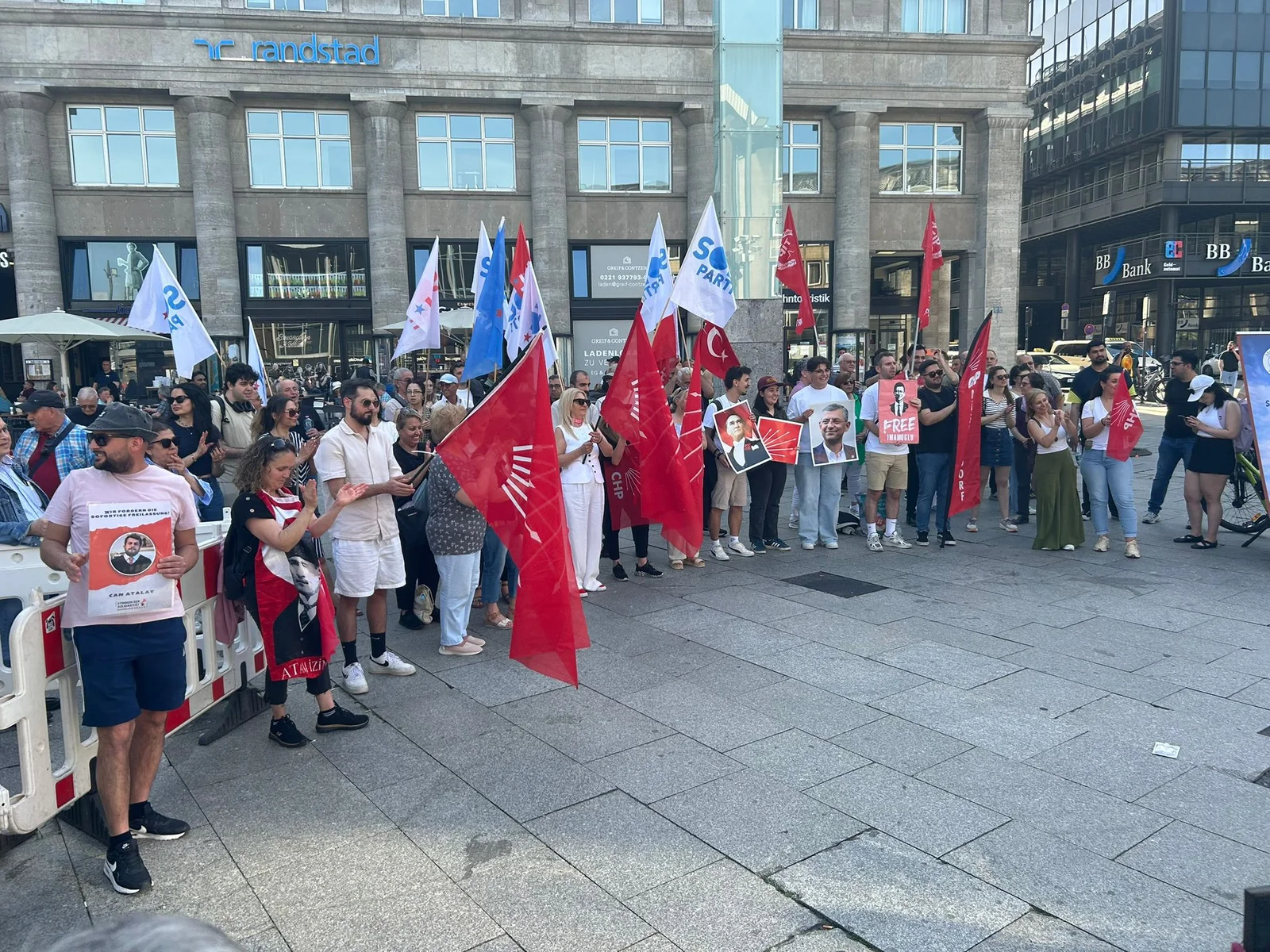 Köln’de CHP Genel Merkezi’ne Müdahaleye Protesto
