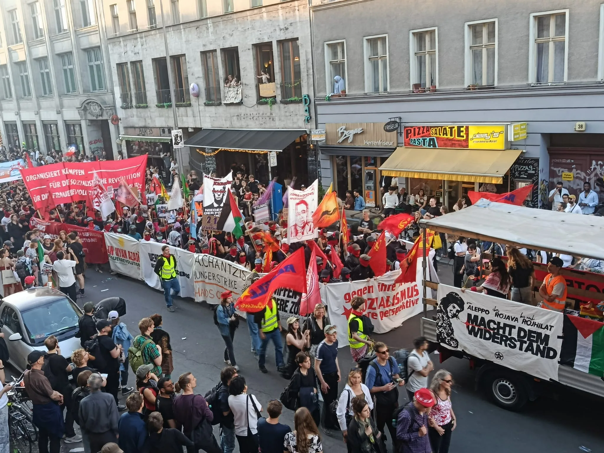 Almanya’da “Devrimci 1 Mayıs” yürüyüşüne büyük ilgi