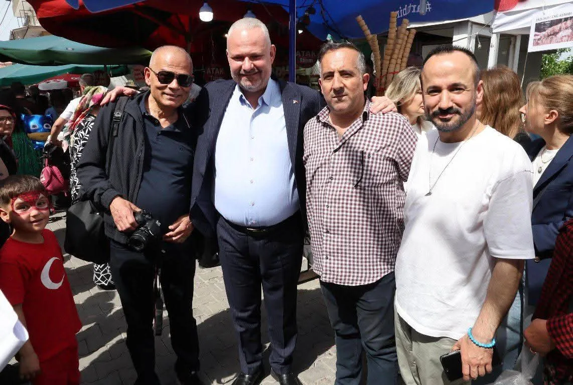Menemen Emiralem Çilek Festivali Gönülleri Fethetti