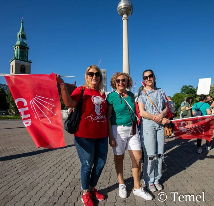 Berlin’de “Mutlak Butlana Karşı Demokrasi Yürüyüşü”ne Yoğun Katılım