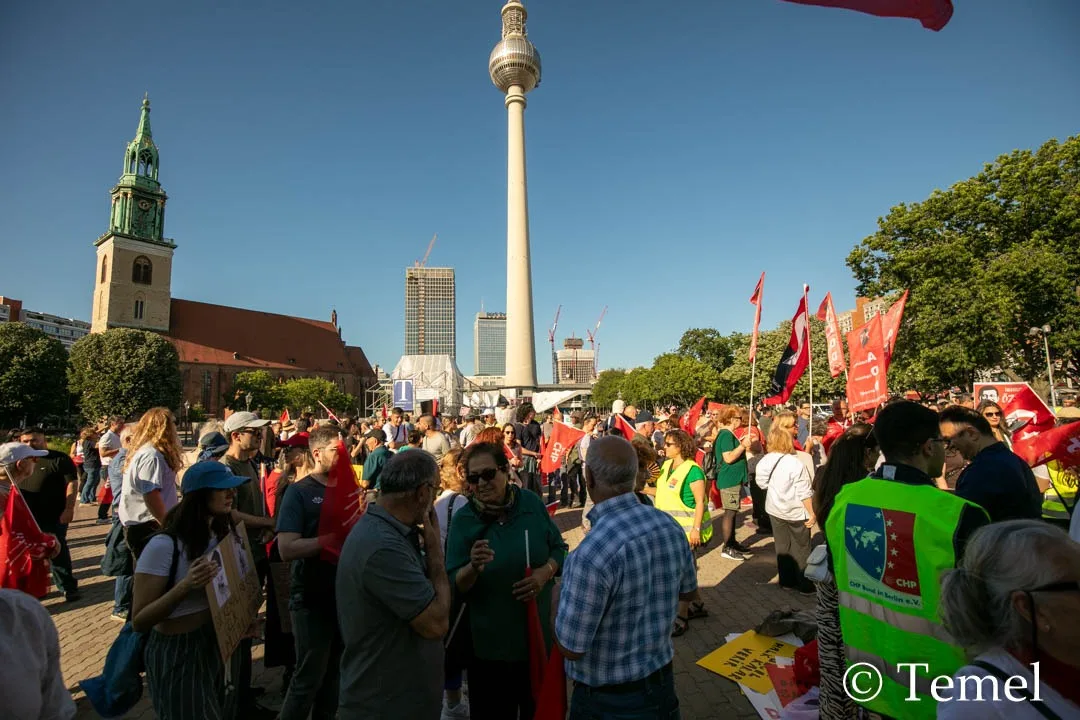Berlin’de “Mutlak Butlana Karşı Demokrasi Yürüyüşü”ne Yoğun Katılım
