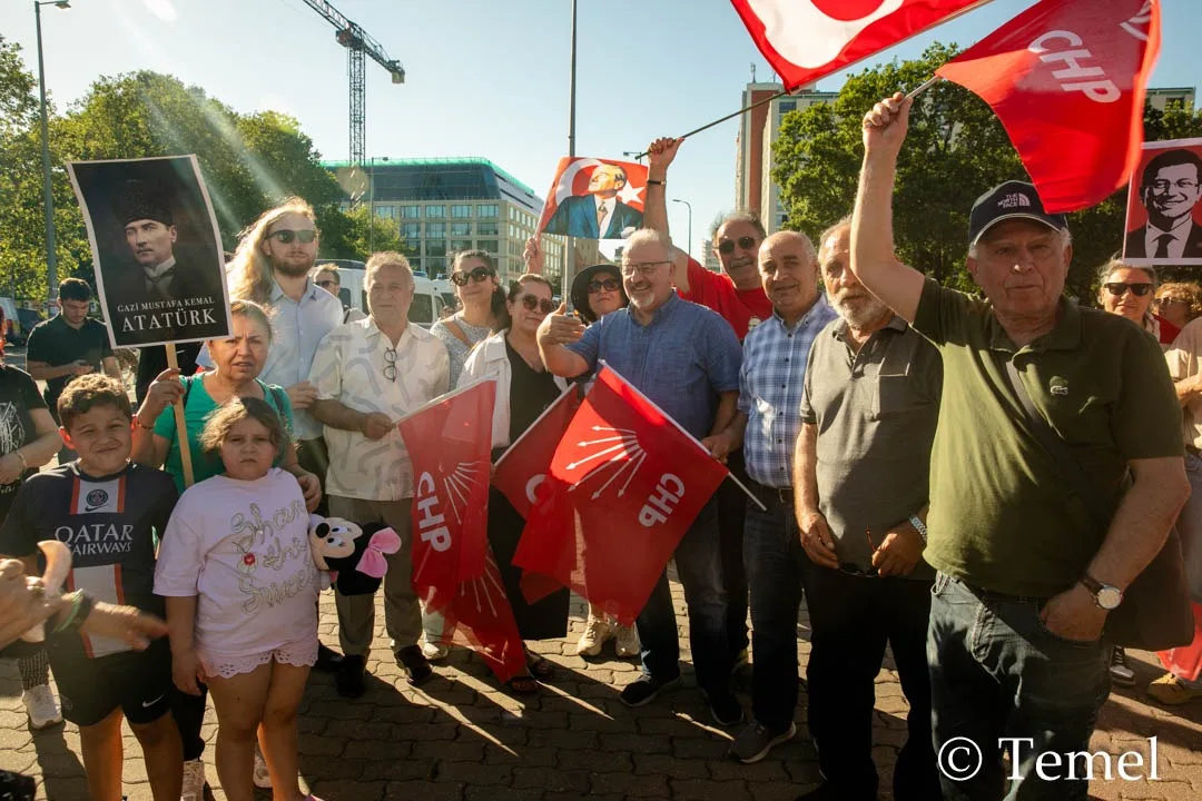 Berlin’de “Mutlak Butlana Karşı Demokrasi Yürüyüşü”ne Yoğun Katılım