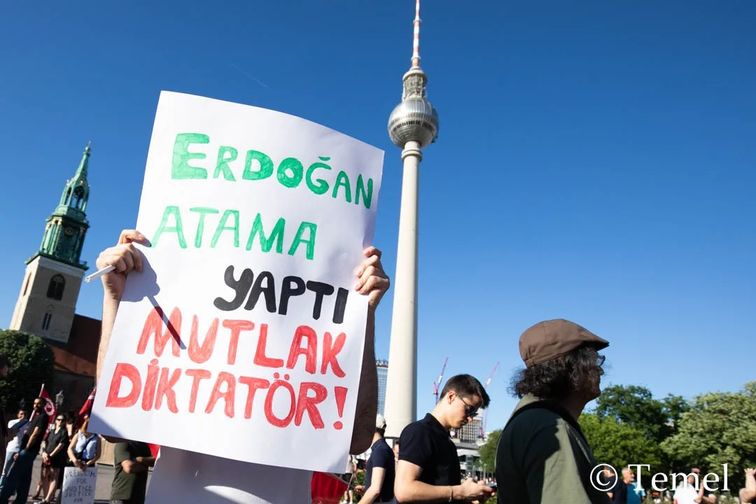 Berlin’de “Mutlak Butlana Karşı Demokrasi Yürüyüşü”ne Yoğun Katılım
