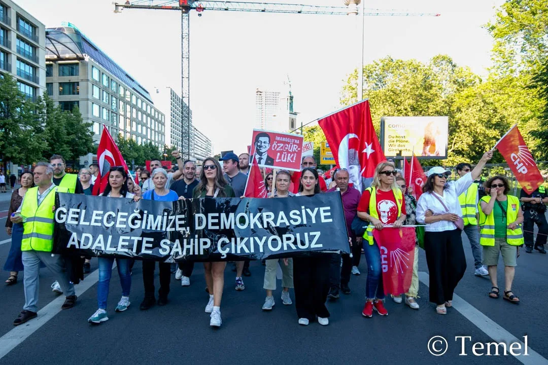 Berlin’de “Mutlak Butlana Karşı Demokrasi Yürüyüşü”ne Yoğun Katılım