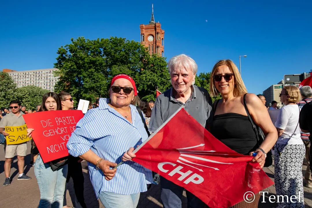 Berlin’de “Mutlak Butlana Karşı Demokrasi Yürüyüşü”ne Yoğun Katılım