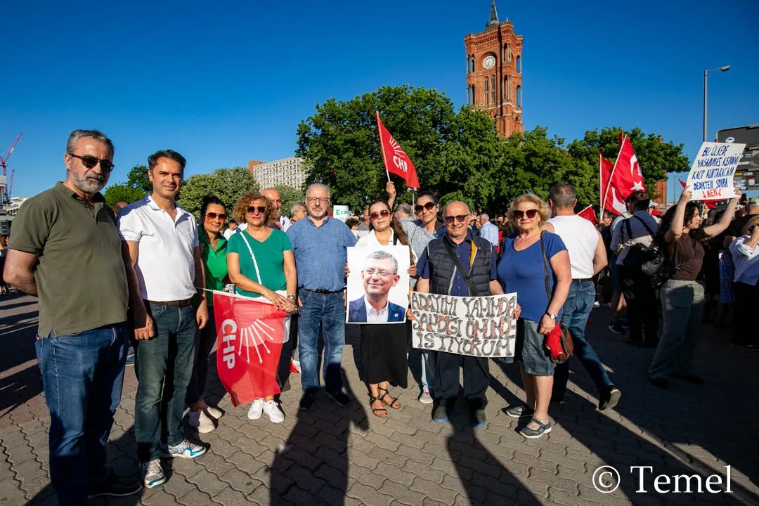 Berlin’de “Mutlak Butlana Karşı Demokrasi Yürüyüşü”ne Yoğun Katılım