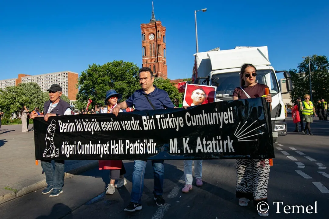 Berlin’de “Mutlak Butlana Karşı Demokrasi Yürüyüşü”ne Yoğun Katılım