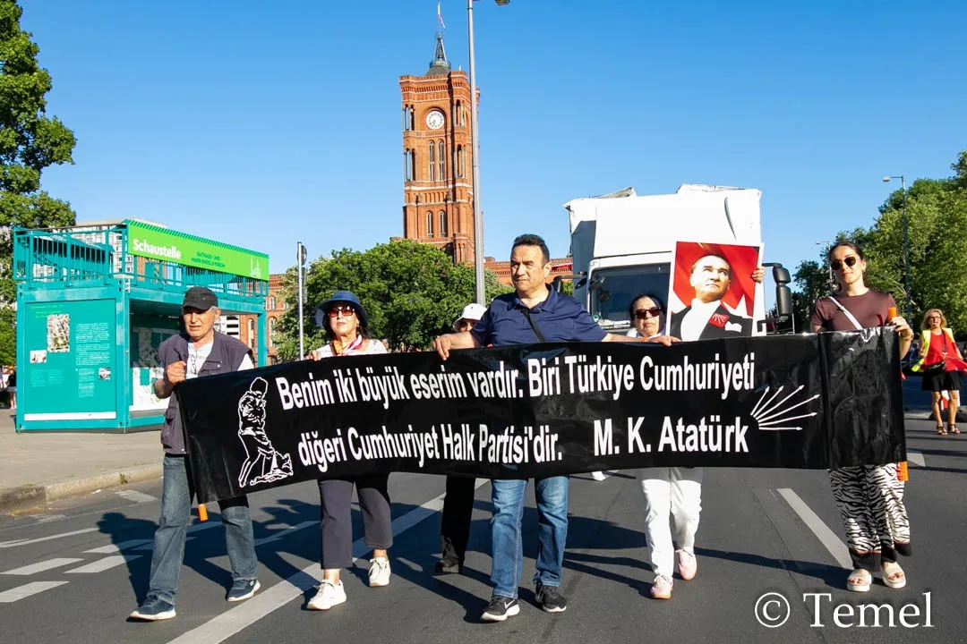 Berlin’de “Mutlak Butlana Karşı Demokrasi Yürüyüşü”ne Yoğun Katılım