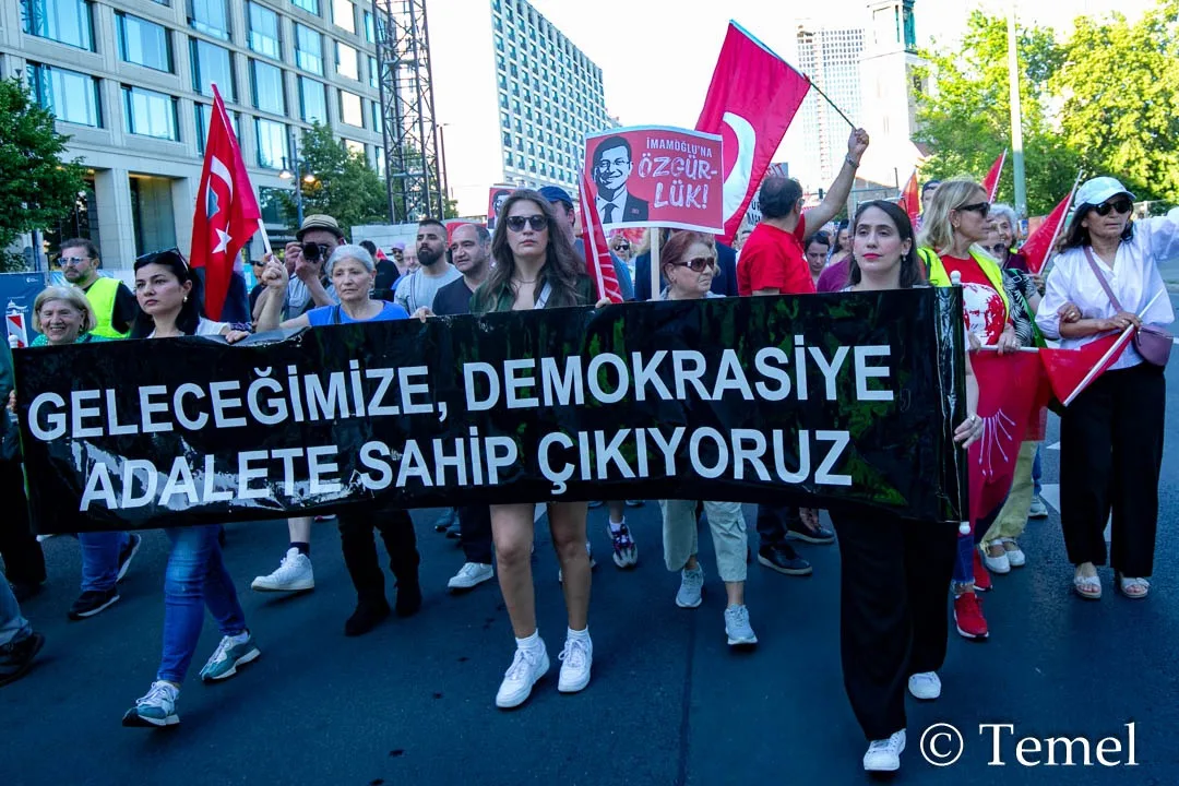 Berlin’de “Mutlak Butlana Karşı Demokrasi Yürüyüşü”ne Yoğun Katılım